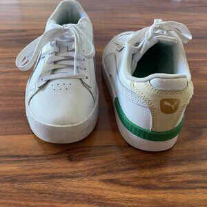 Puma Minimalist Style Tennis Shoes